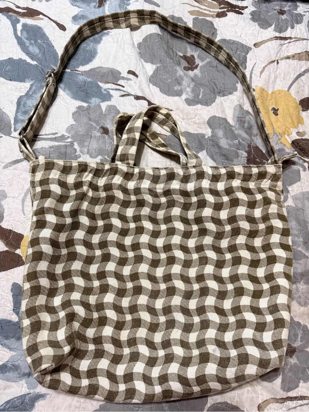 BAGGU Olive and Cream Wavy Check Canvas Tote